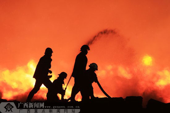 广西横县一糖业公司起火