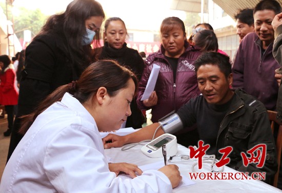 云南镇康县南伞糖业公司工会开展暖冬活动关爱