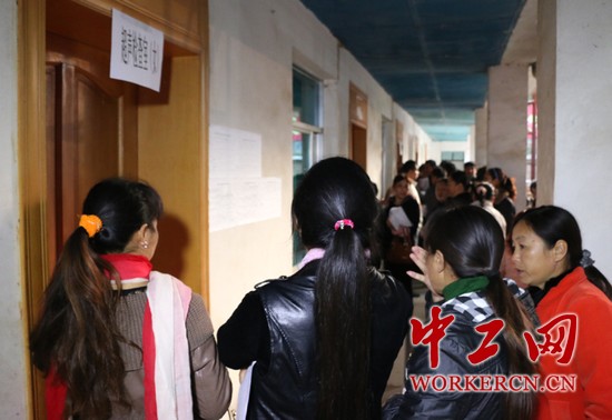 云南镇康县南伞糖业公司工会开展暖冬活动关爱