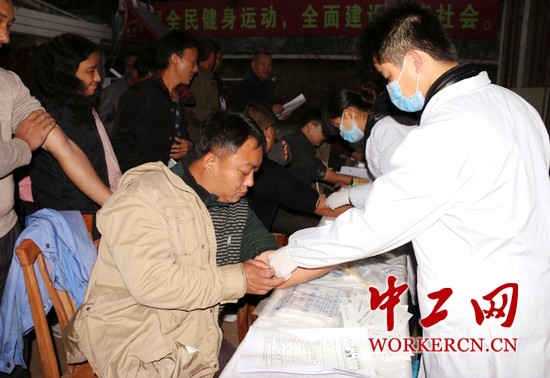 云南镇康县南伞糖业公司工会开展暖冬活动关爱