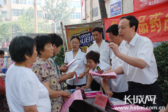 衡水市食品药品监督管理局开展食品安全知识进社区宣传活动现场。扈炜 摄