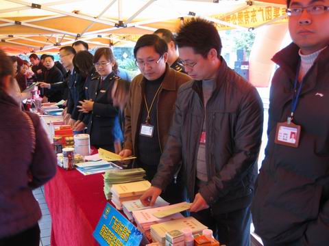 乐昌市食品药品监督管理局开展3.15食品药品安全知识宣传咨询活动