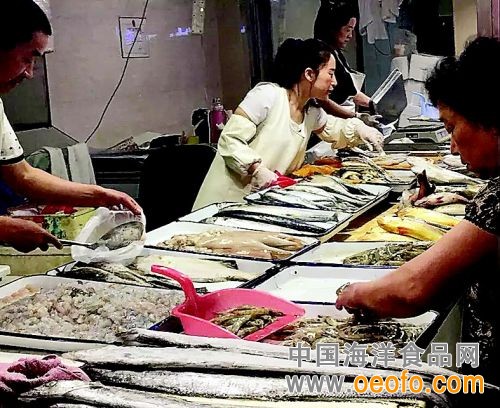 休渔期封海第一天 辽宁鞍山水产品价格贵一半 _