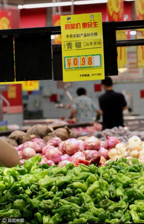 江苏南京：菜价下跌 菜场“一元菜”再现 _